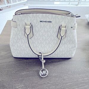 Brand new, new used white Michael Kors bag with shoulder strap.